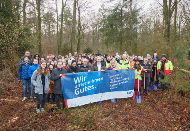 Das Bild zeigt eine Gruppe von Menschen bei der LWL-Azubi-Baumpflanzaktion 2024.