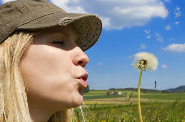 Das Bild zeigt eine junge Frau in der Natur.