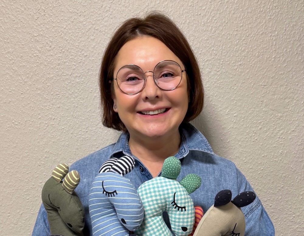 Das Bild zeigt Inka Dörnemann, die einige Stoffkängurus im Arm hält.