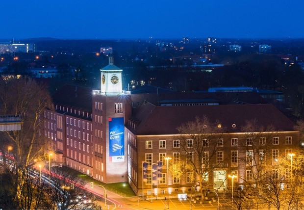 Das Bild zeigt das noch beleuchtete LWL-Landeshaus, an dem während der Earth Hour ebenfalls die Lichter ausgeschaltet wurden.