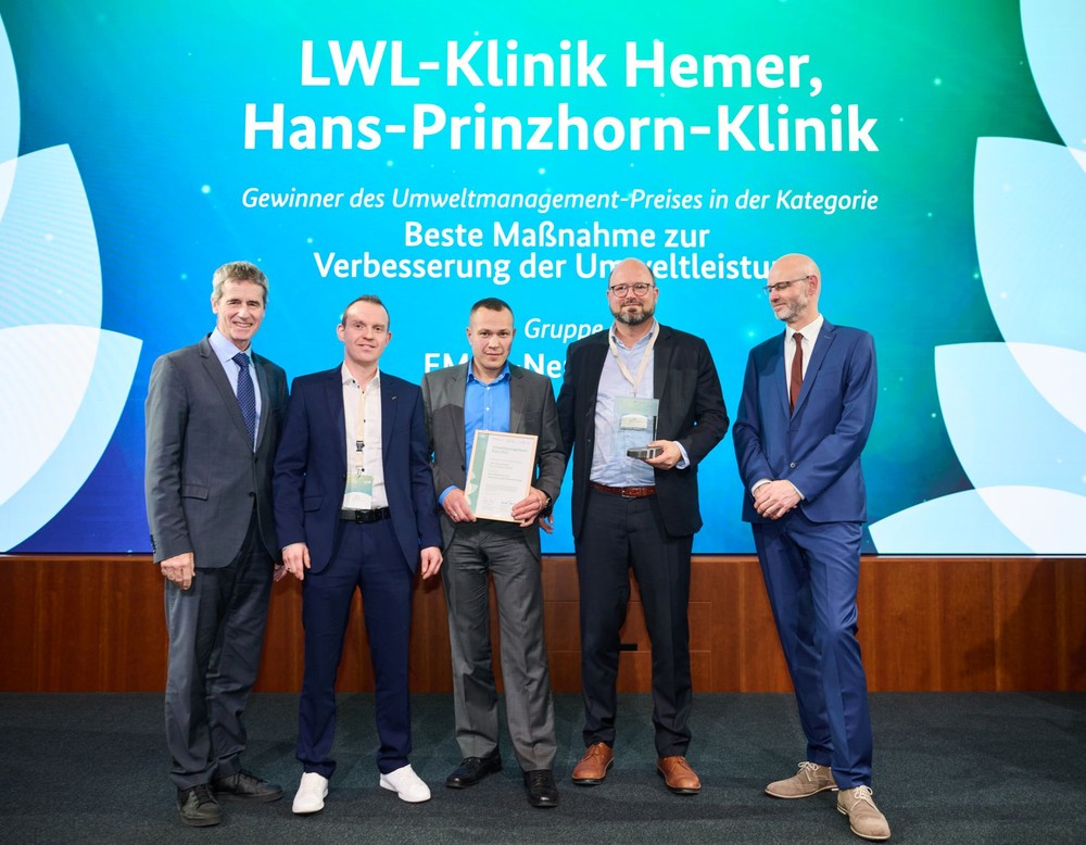 Das Bild zeigt die Verleihung des Umweltmanagement-Preises 2025 an die LWL-Klinik Hemer.