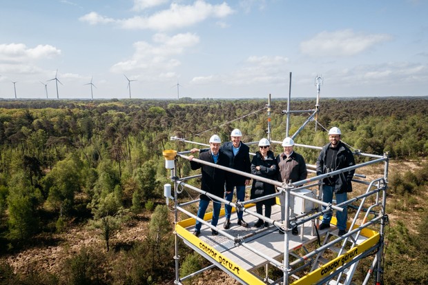 Das Bild zeigt 5 Personen, die oben auf einem Gerüst-Turm stehen.