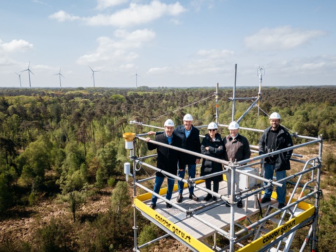 Das Bild zeigt 5 Personen, die oben auf einem Gerüst-Turm stehen.