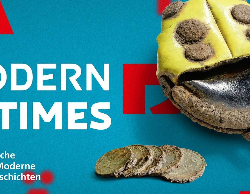 Das Bild zeigt ein Plakat der Ausstellung "Modern Times" des LWL-Museums für Archäologie und Kultur.