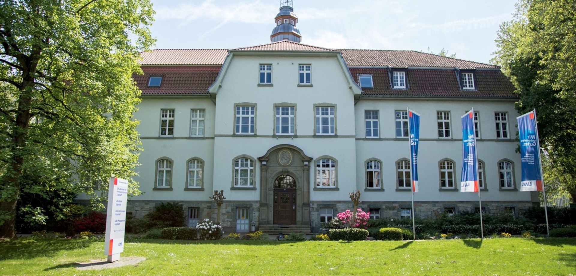Ein Foto der Außenansicht der Klinik