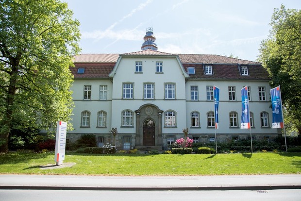 Das Bild zeigt die Außenfassade der LWL-Maßregelvollzugsklinik Schloß Haldem.
