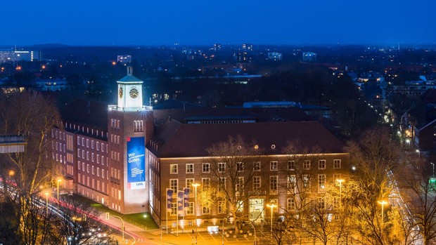 Das Bild zeigt die das LWL-Landeshaus Münster bei Nacht.