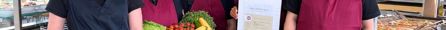 Ein Foto von neun Personen in einer Kantine