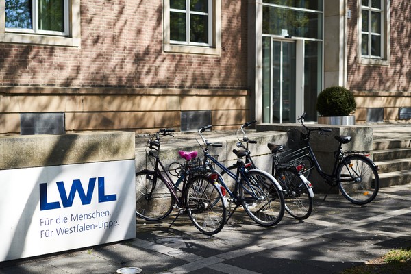 Das Bild zeigt ein paar Fahrräder, die vor dem LWL-Landeshaus stehen.