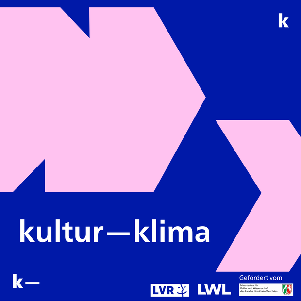 Das Bild zeigt den LVR-Archäologischen Park Xanten mit Besucher:innen, die auf Stufen sitzen oder diese hinauf- und hinabsteigen.