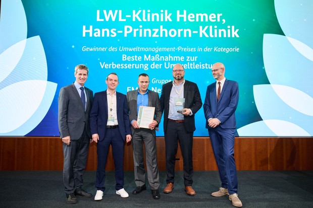 Das Bild zeigt die Verleihung des Umweltmanagement-Preises 2025 an die LWL-Klinik Hemer.