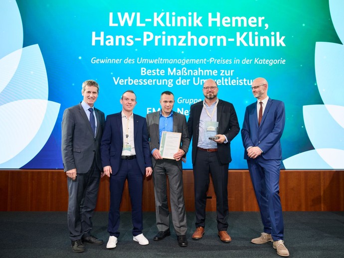 Das Bild zeigt die Verleihung des Umweltmanagement-Preises 2025 an die LWL-Klinik Hemer.